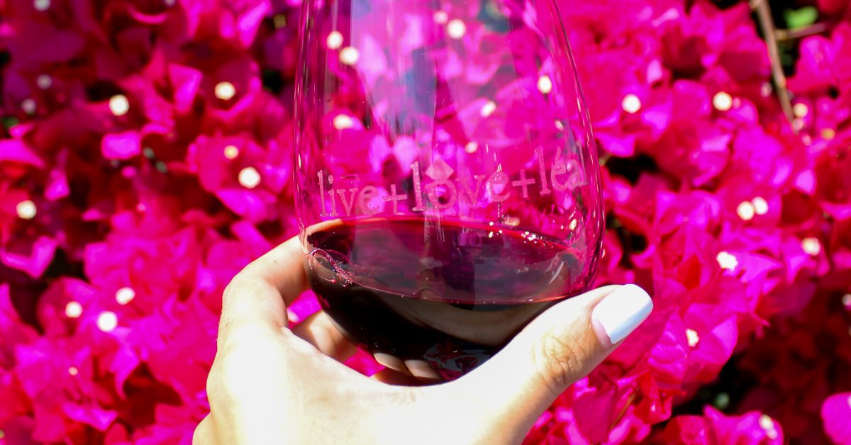 Indoor vs. Outdoor Wine Tasting: Which Is Better?